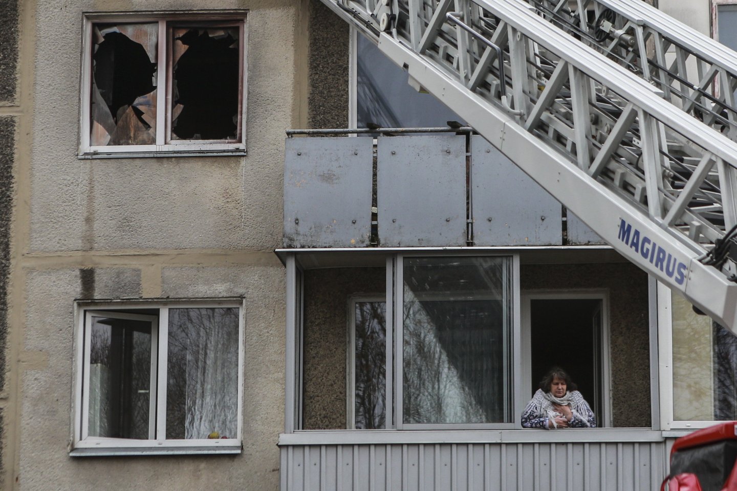  Per gaisrą Kauno daugiabutyje apsinuodijo moteris, dalį gyventojų teko evakuoti.<br> G.Bitvinsko nuotr.