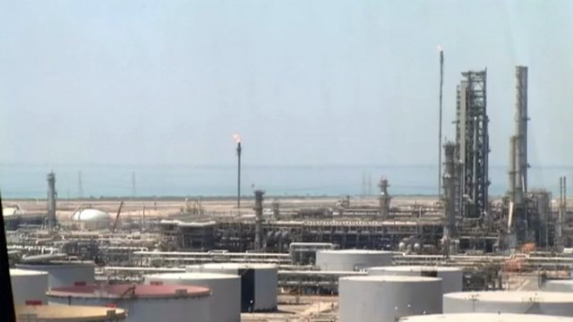 Didžiausia pasaulyje Saudo Arabijos naftos kompanija pradėjo viešą akcijų pardavimo procesą