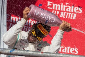 „Formulės 1“ pasaulio čempiono titulą užsitikrinęs L. Hamiltonas – per žingsnį nuo M. Schumacherio rekordo