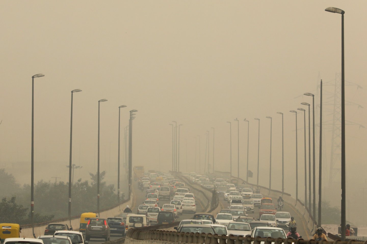  Milijonus Indijos sostinės gyventojų pirmadienį, savaitės pradžioje pasitiko „akis graužiantis“ smogas, nors miesto valdžia uždarė mokyklas, suvaržė naudojimąsi automobiliais ir sustabdė statybas.<br> Reuters/Scanpix nuotr.