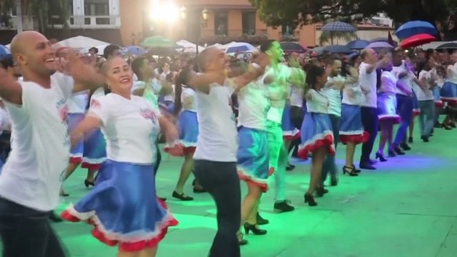 Dominikoje šokiui susibūrė gausybė žmonių – kerintis vaizdas atnešė ir rekordą