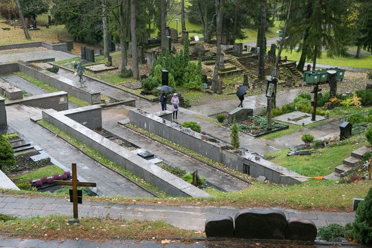Lietuviai baiminasi ne tik dėl namų – draudžia ir kapavietes