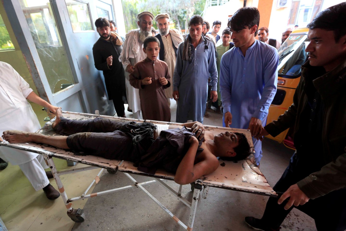  Šiaurės Afganistane pirmadienį sprogus minai žuvo aštuoni taikūs gyventojai, remdamasi vietos policija informavo pranešė televizija „Tolo News“.<br> Reuters/Scanpix nuotr.