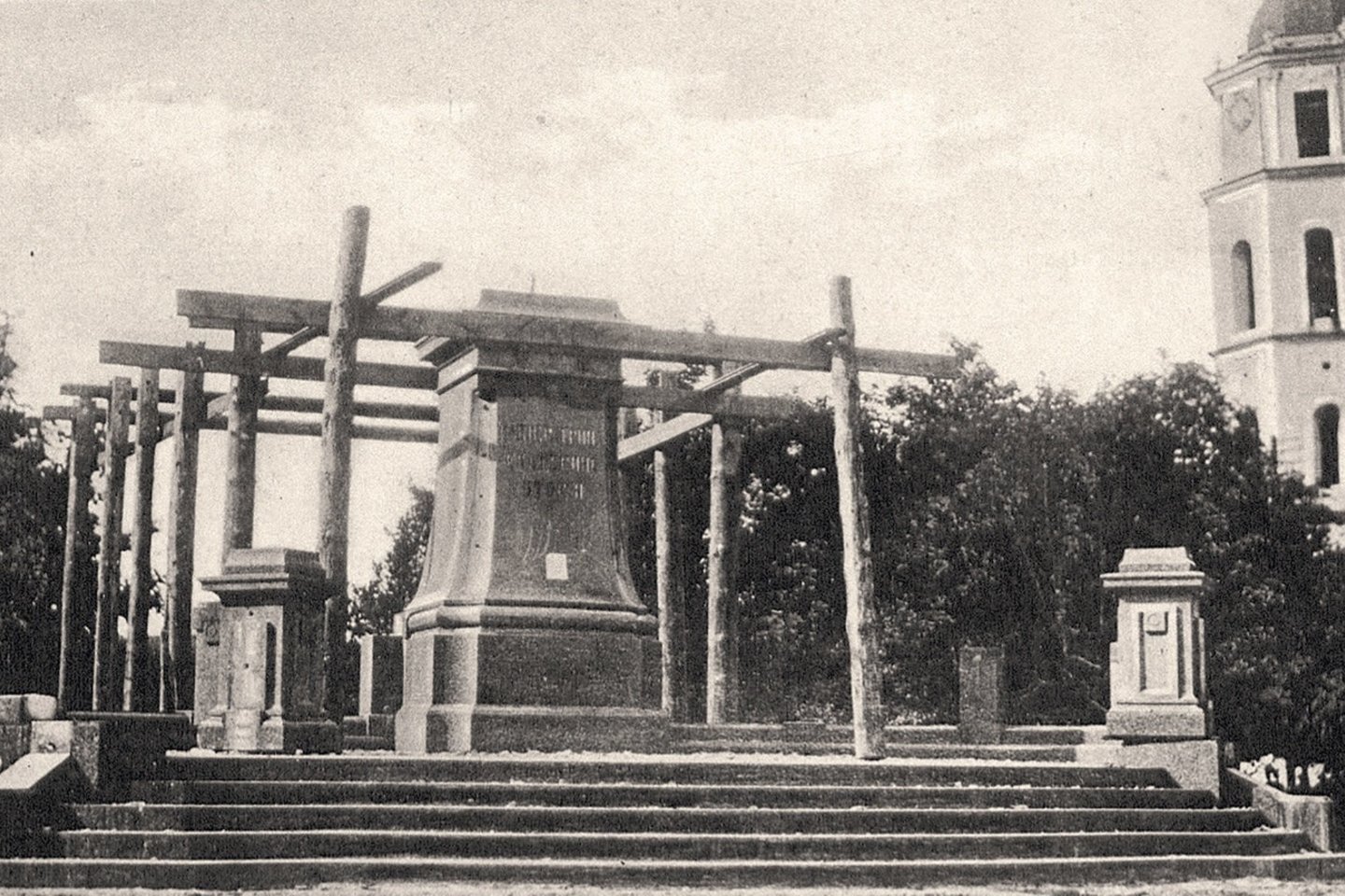  Kotrynos II paminklo postamentas statulą išvežus į Rusiją.  1915–1918 m. nuotrauka.<br>Leidėjų nuotr. 
