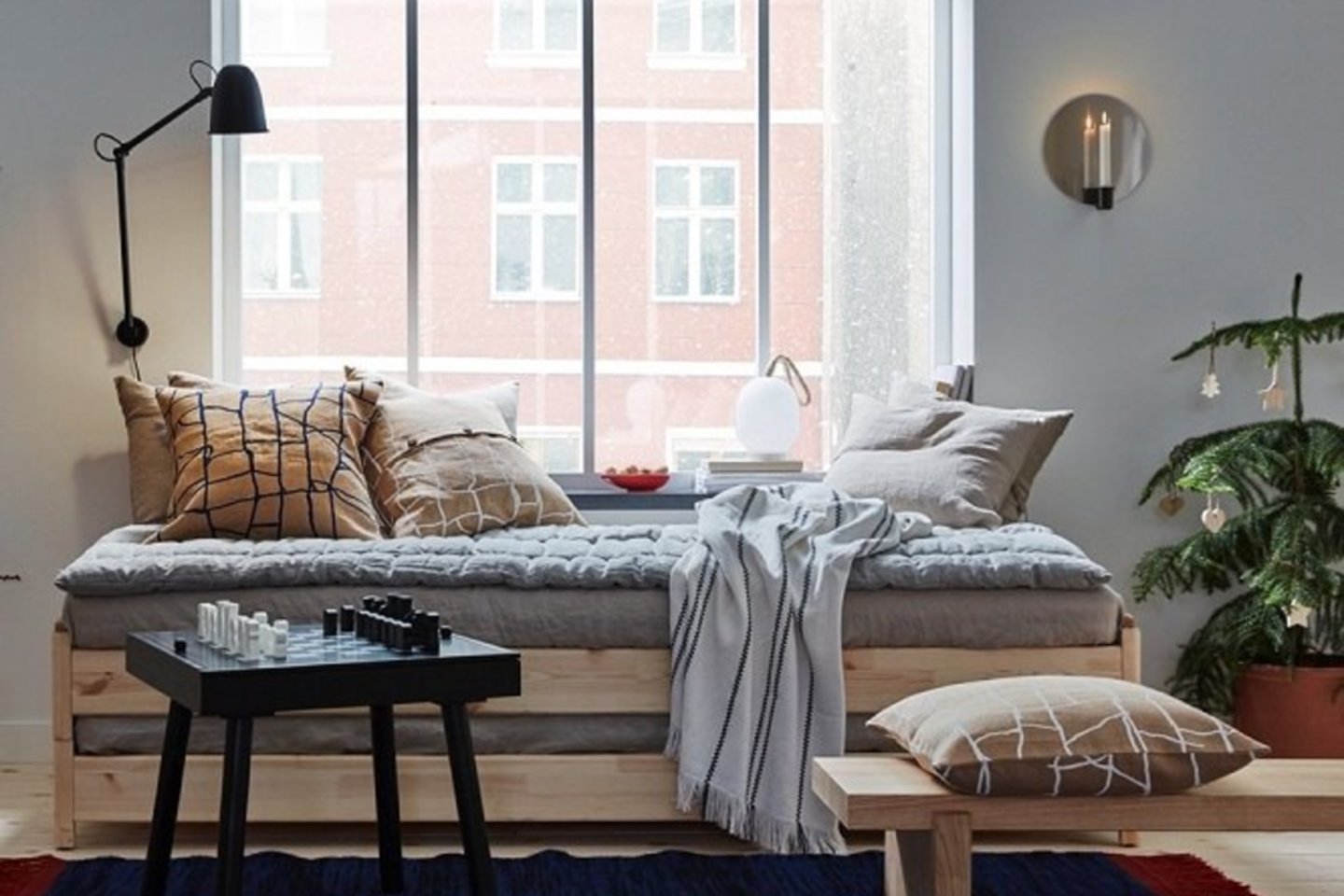 „Ikea“ interjero dizainerė dalinasi patarimais, kaip namuose susikurti jaukumą vos su keliais turimais daiktais.<br>„Ikea“ nuotr.
