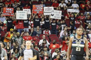 Po brutalaus „Rockets“ sirgaliaus išpuolio prieš trenerį – griežta NBA bausmė