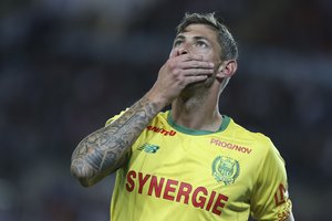 Atsiskaityti už tragiškai žuvusį E. Sala vengiančiam „Cardiff City“ klubui – FIFA sankcijos