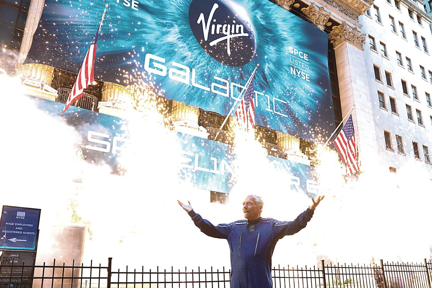 R.Bransonas mielai pozavo fejerverkų fone, kai buvo pradėta prekyba jo įkurtos „Virgin Galactic“ akcijomis.<br>„Scanpix“ nuotr.