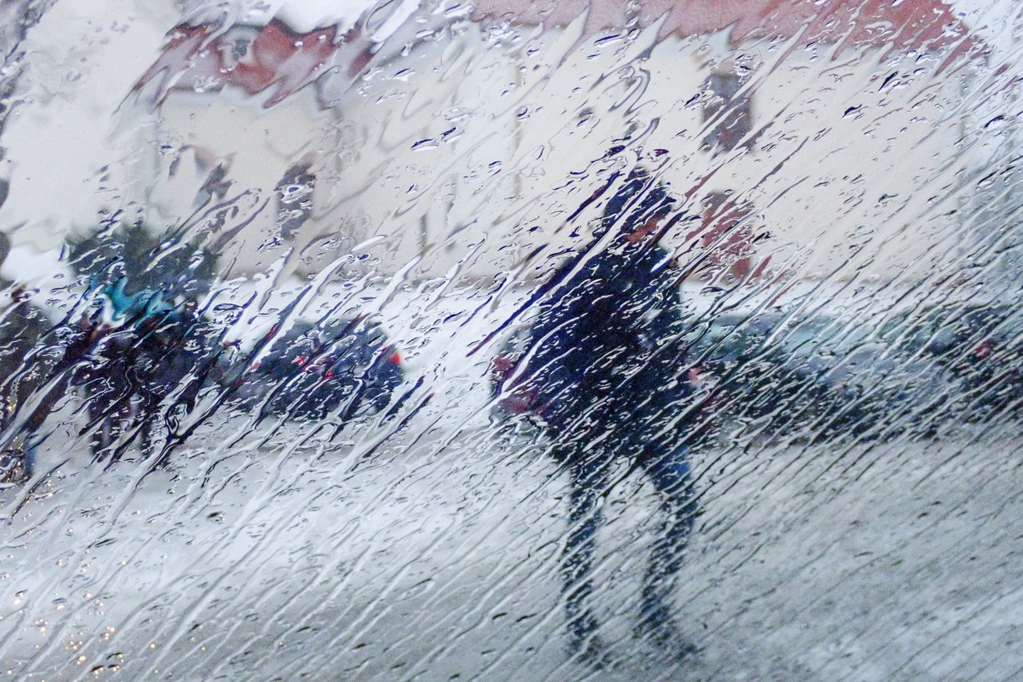Orai dar labiau subjurs, kris šlapdriba.