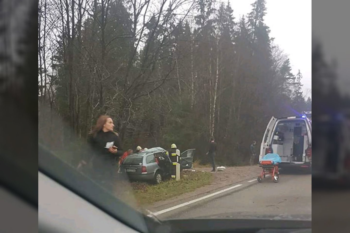  Klaipėdos r. automobilis rėžėsi į medį, vairuotoją vadavo ugniagesiai.<br> Facebook/Pranešk, kur policija Plungės rajone/Valdo J. nuotr.
