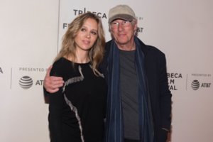 70-ies Richardas Gere'as su perpus jaunesne žmona laukia antro vaikelio