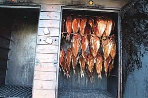 Tradicinių žuvies rūkyklų Neringoje gali nebelikti – kažkam nepatiko dūmo kvapas