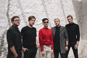 „Colours of Bubbles“: „Atėjo laikas gitaroms, nutrintiems džinsams ir odinėms striukėms“