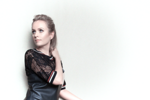 Išgirskite: dainininkė Marija Akelan pristatė naują dainą „Grįžt namo“