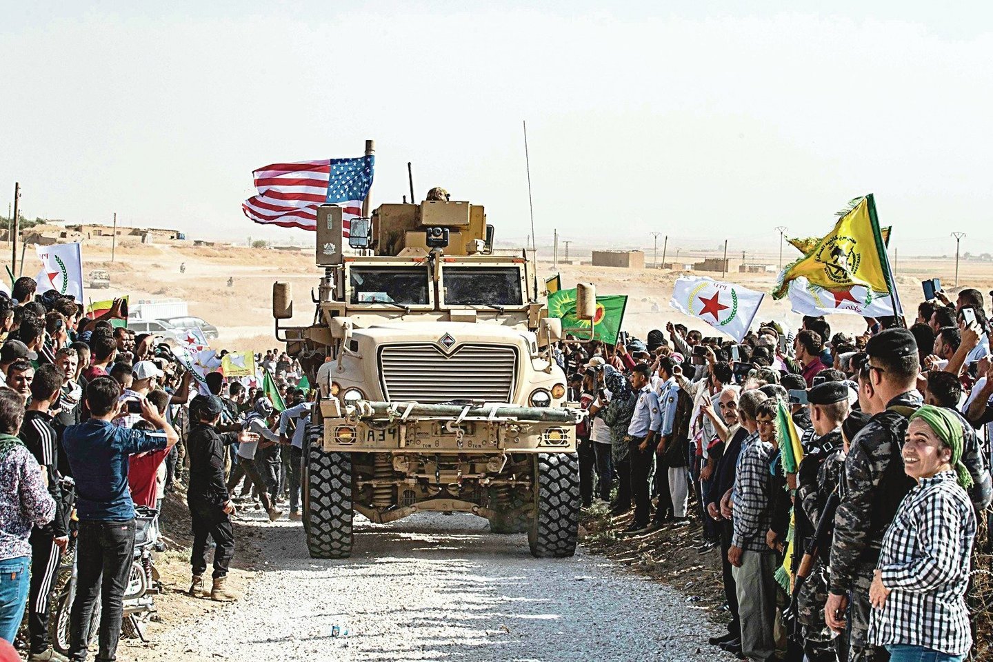 Jungtinės Valstijos vis dar bendradarbiauja su kurdų vadovaujamomis Sirijos demokratinėmis jėgomis (SDF), trečiadienį pranešė televizija NBC remdamasi amerikiečių specialiųjų pajėgų vadu Irake ir Sirijoje.<br>AFP/„Scanpix“ nuotr.