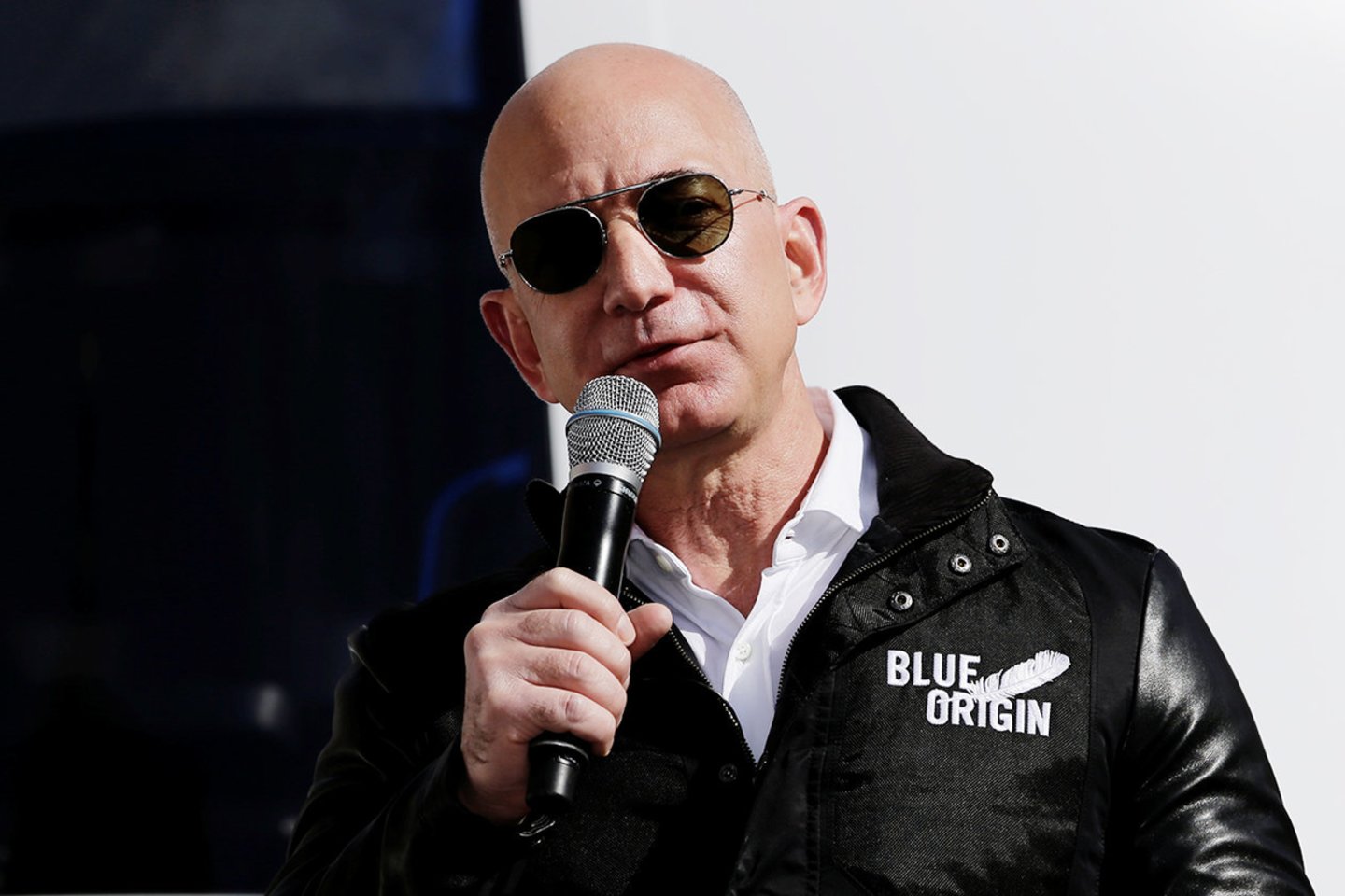   Portalas „Fox Business“ pavadino „Amazon“ įkūrėją Jeffą Bezosą „netikėtu nuomonės formuotoju mados pasaulyje“, nors Silicio slėnyje mados tendencijos dažniausiai nieko nedomina.<br> Reuters/Scanpix nuotr.