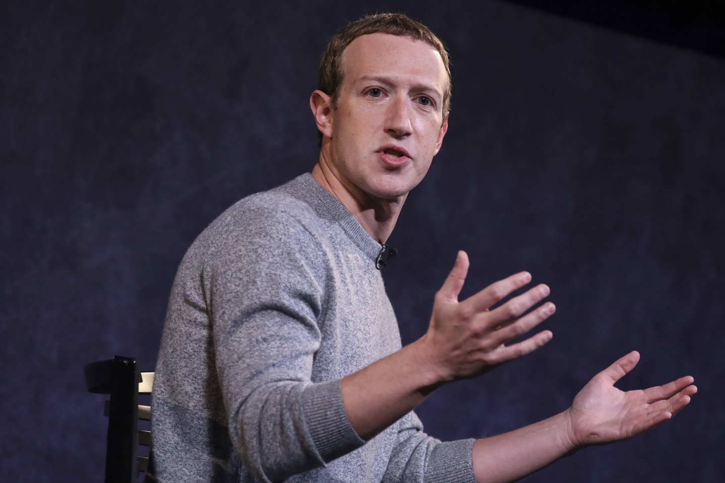   „Facebook“ įkūrėjas Markas Zuckerbergas iš savo nenoro vargintis su įvairiais daiktais sukūrė ištisą filosofiją, kurią dabar aktyviai reklamuoja daugelis verslo ugdomojo vadovavimo specialistų.<br> Reuters/Scanpix nuotr.