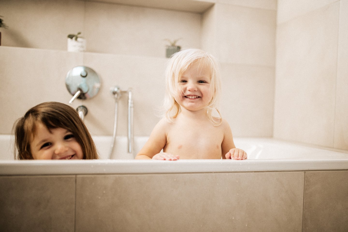  Deimilė ir Aurėja vonioje. <br>Simonos Kuzminskaitės nuotr.