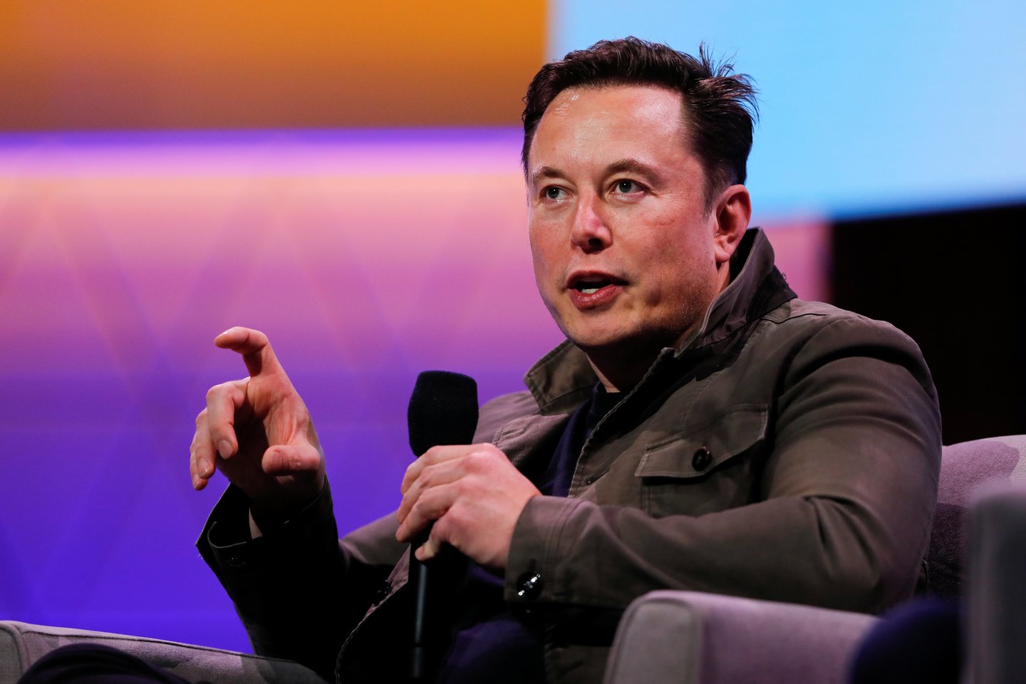  Eloną Muską galima drąsiai lyginti su Holivudo žvaigždėmis – kompanijos „Tesla“ vadovas dažnai dalyvauja aukštuomenės susibūrimuose, o jo idėjos, kurias publika ne visada priima su entuziazmu, garantuoja jam populiarumą socialiniuose tinkluose.<br> Reuters/Scanpix nuotr.