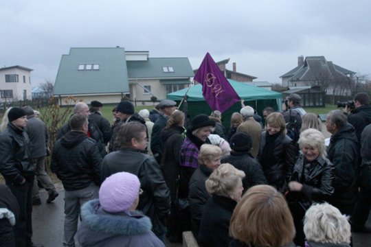 Dėl Garliavos istorijos išgarsėjusioje Klonio gatvėje rinkosi Drąsių Kedį ir Neringą Venckienę palaikanti minia, praminta „violetine gauja“. 2010 metų lapkričio 9 diena.<br>M.Patašiaus nuotr.