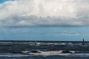 Neįtikėtinas radinys: iš Baltijos jūroje nuskandinto laivo iškelta šimtai alkoholinio gėrimo butelių