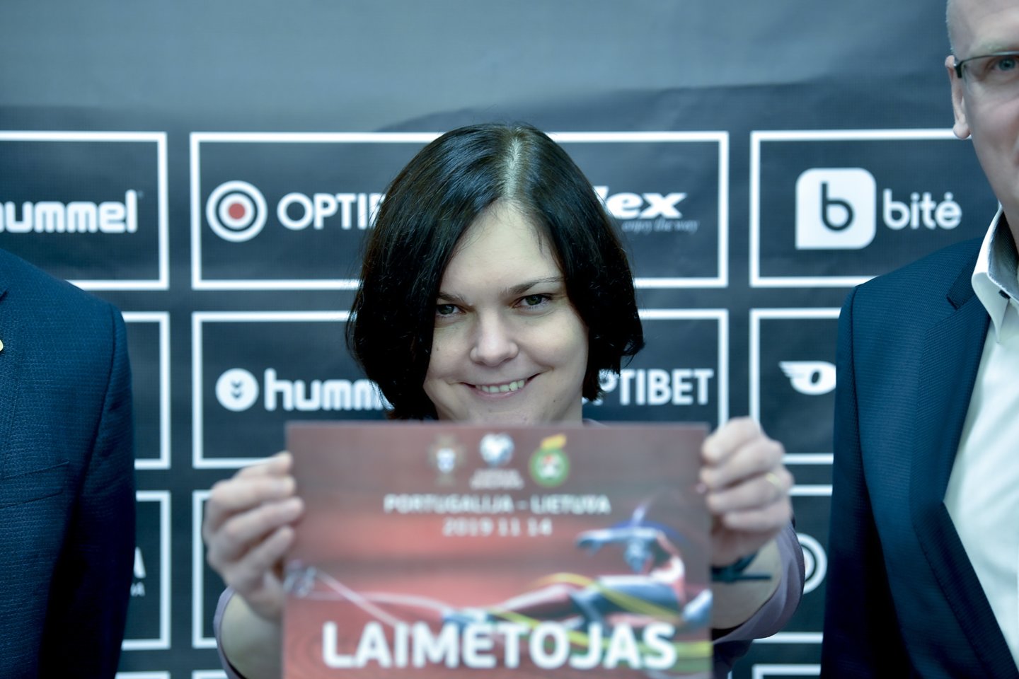 Reda Varankevičienė atsakė į lrytas.lt ir LFF rengto konkurso klausimus ir tapo nugalėtoja: LFF generalinis sekretorius E.Stankevičius ir rinktinės treneris V.Urbonas įteikė simbolinį kelionės čekį<br> V.Ščiavinsko nuotr.