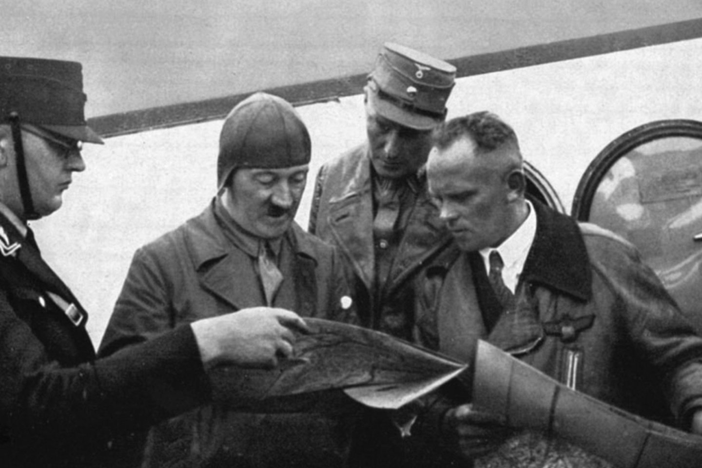  A. Hitleris ir H. Bauras derina skrydžių maršrutą.<br> Leidėjų nuotr.