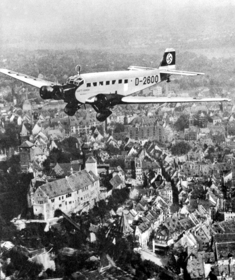  Lėktuvo numeris D-2600 reiškė, kad juo skraido A. Hitleris.<br> Leidėjų nuotr.