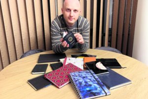 Dailiaus Dargio kolekcijoje – užrašinės ir šilkiniais, ir mediniais viršeliais