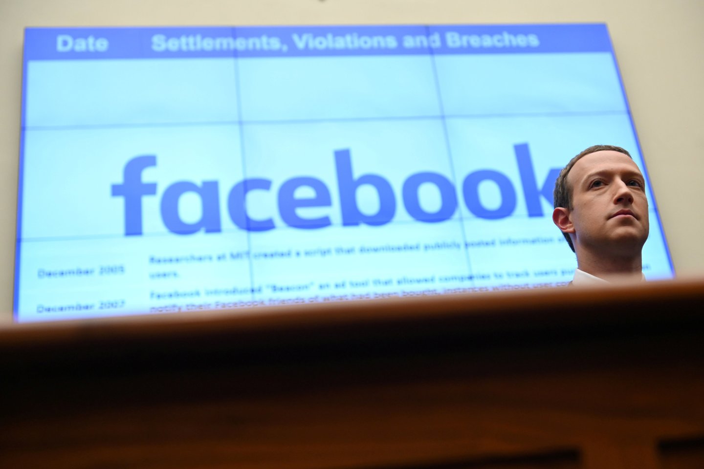 „Facebook“ pristatė priemones, kurių didžiausias pasaulyje socialinis tinklas imasi kovoje su užsienio valstybių kišimusi ir dezinformacija internete 2020-ųjų JAV prezidento rinkimų metu.