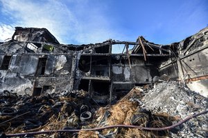 Iš gaisravietės Alytuje išvežami pirmieji kroviniai su atliekomis