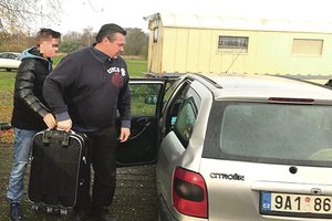 Po kaltinimų čekų šeima tapo įkaitais Lietuvoje: gyveno vagonėlyje, sūnus miegojo duše