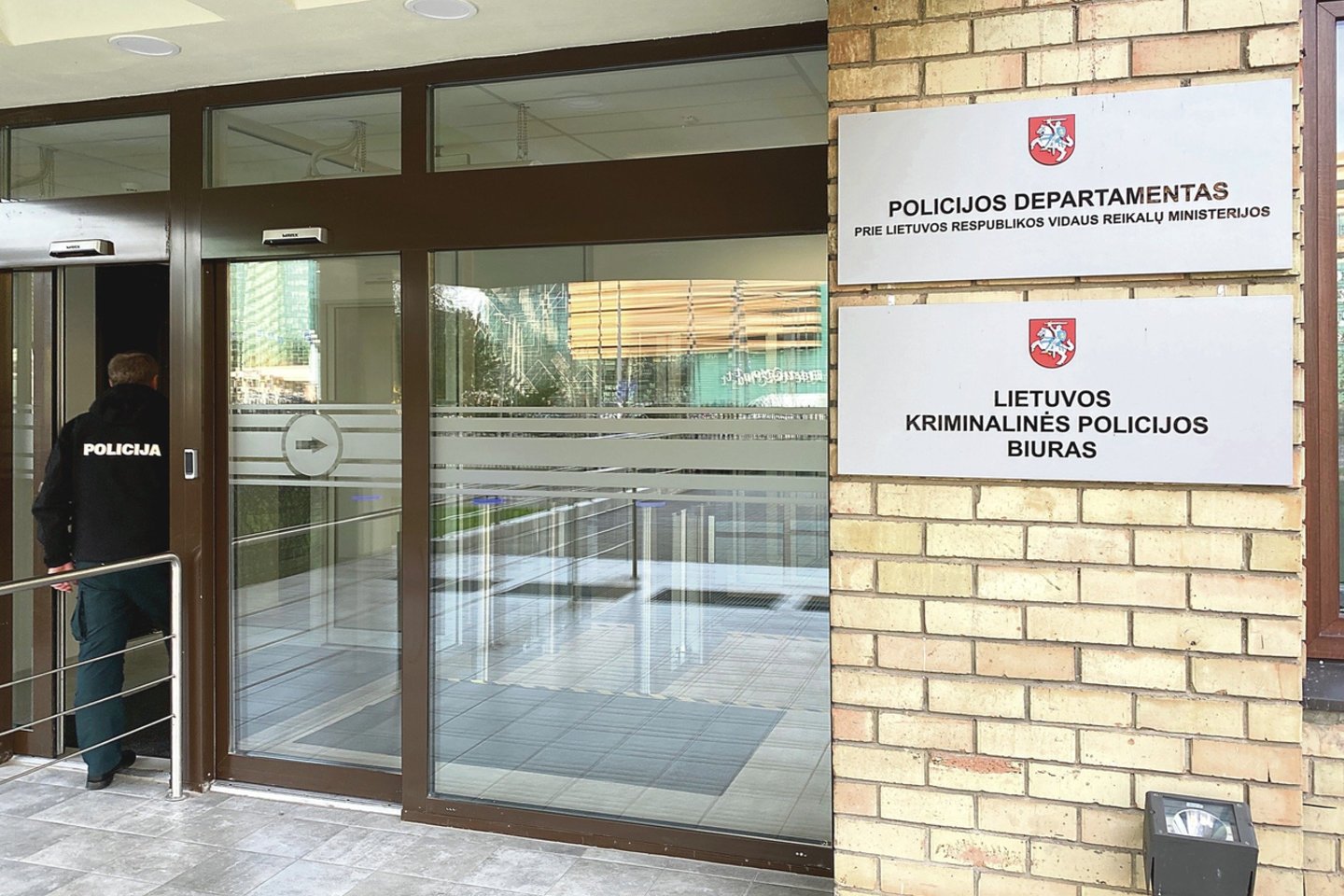 Policijos departamente esančio generalinio komisaro kabineto durys A.Pauliukevičiui (kairėje) atsiverdavo be kliūčių.<br>V.Ščiavinsko nuotr.