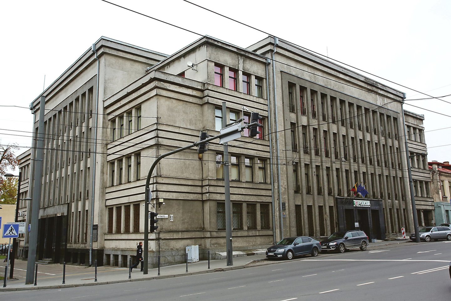 Vytauto prospekte esančiai pagrindinei Kauno apskrities policijos pareigūnų būstinei seniai reikėjo rimto remonto.<br>M.Patašiaus nuotr.