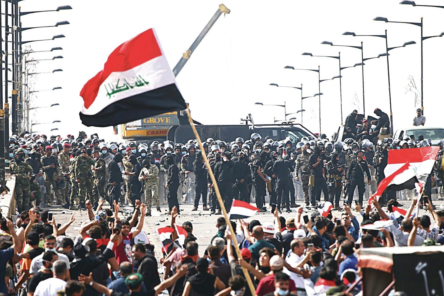 Libane ir Irake kilo protestai, nes žmonėms atsibodo korupcija ir valdžios nesugebėjimas užtikrinti pagrindinių viešųjų paslaugų. Dešimtys tūkstančių žmonių kasdien protestuoja, o juos vaiko policija.<br>„Reuters“/„Scanpix“ nuotr.