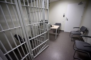 Panevėžietė sumušė dukrą: 13-metė atsidūrė pas laikinus globėjus, girta motina – areštinėje