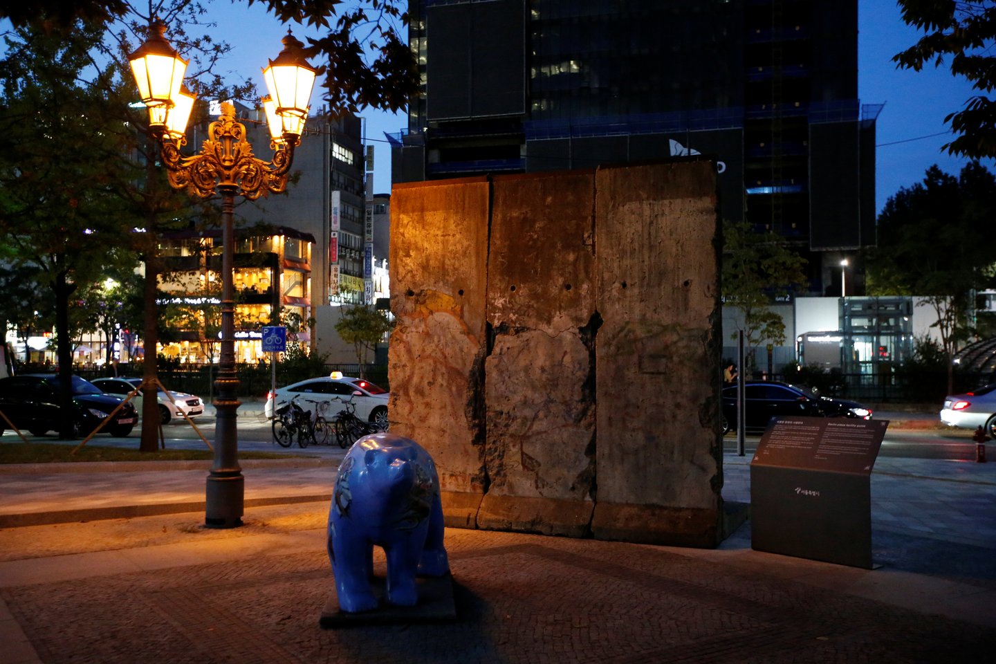  Berlyno aikštė Seule ir sienos fragmentas.<br>Reuters/Scanpix nuotr.