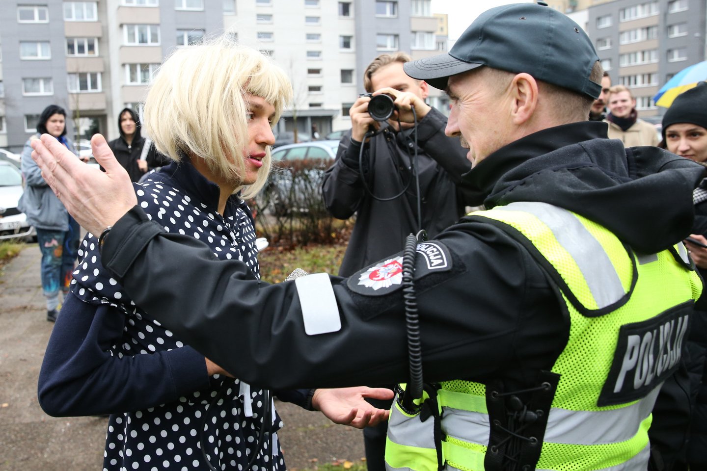  Moterimi persirengusį komiką O.Šurajevą policija išvedė.<br> R.Danisevičiaus nuotr.