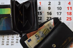 Vietoje atostoginių siūlo mokėti įprastą darbo užmokestį