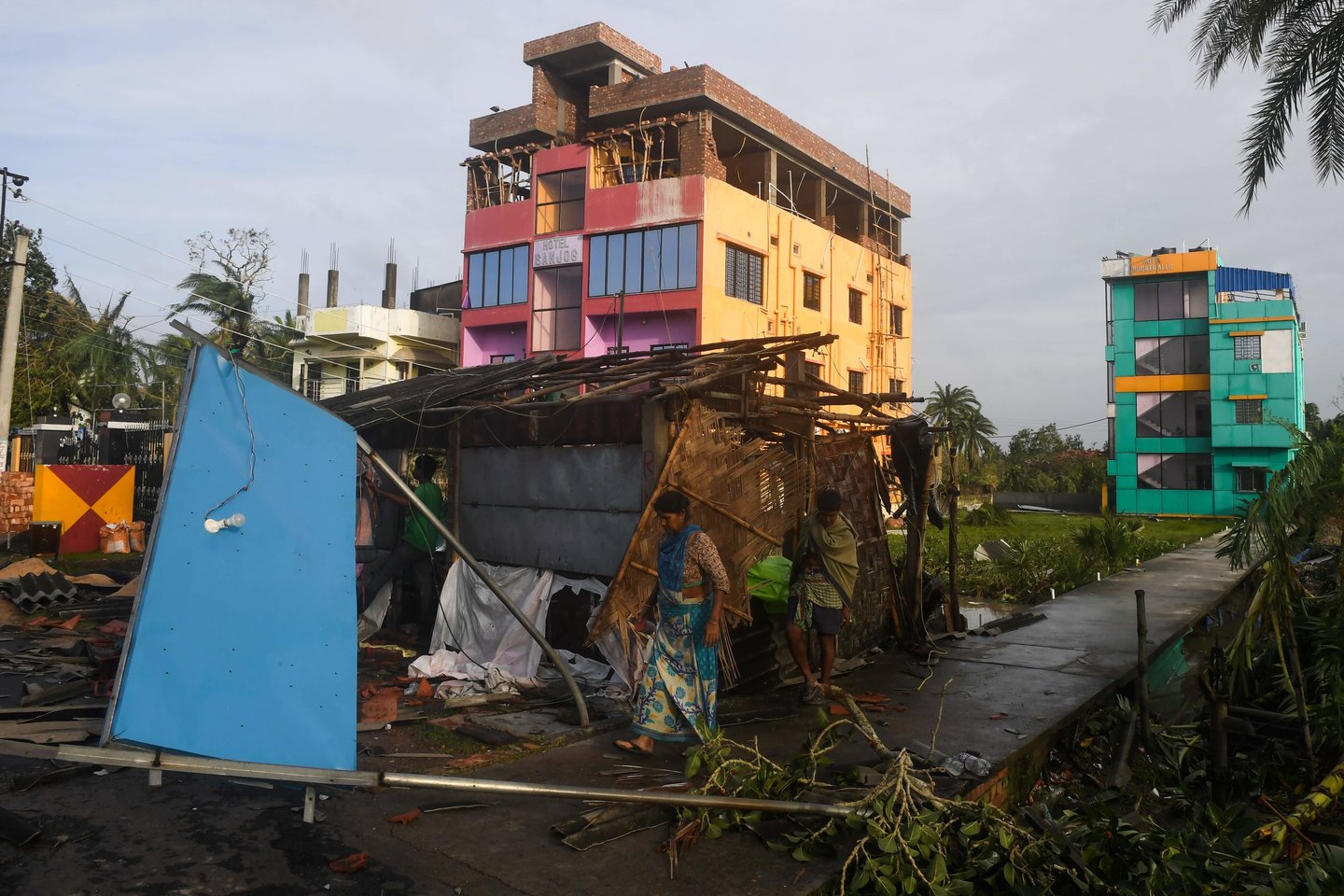  Dėl galingo ciklono, anksti sekmadienį pasiekusio Bangladešą, šimtai tūkstančių žmonių šios žemoje deltoje esančios valstybės pakrančių rajonuose buvo evakuoti į laikinas prieglaudas.<br>AFP/Scanpix nuotr.