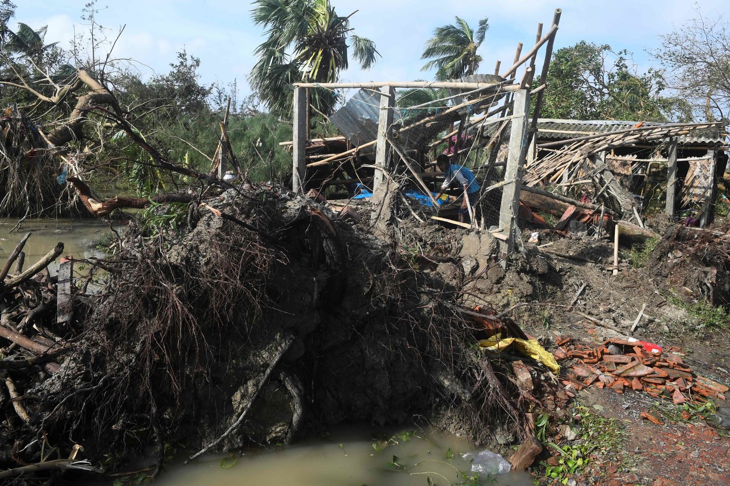  Dėl galingo ciklono, anksti sekmadienį pasiekusio Bangladešą, šimtai tūkstančių žmonių šios žemoje deltoje esančios valstybės pakrančių rajonuose buvo evakuoti į laikinas prieglaudas.<br>AFP/Scanpix nuotr.