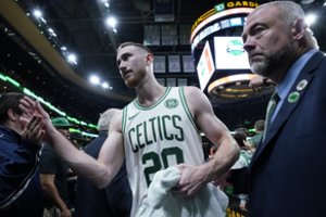 „Celtics“ neteko vieno iš lyderių: G. Haywardui lūžo ranka