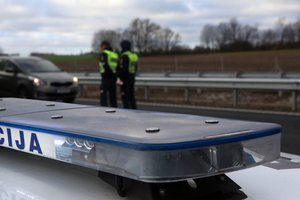 Policija: dėl vilkiko priekabos gedimo apsunkintas eismas kelyje „Via Baltica“