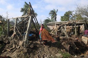 Galingam ciklonui pasiekus Indiją ir Bangladešą žuvo 14 žmonių