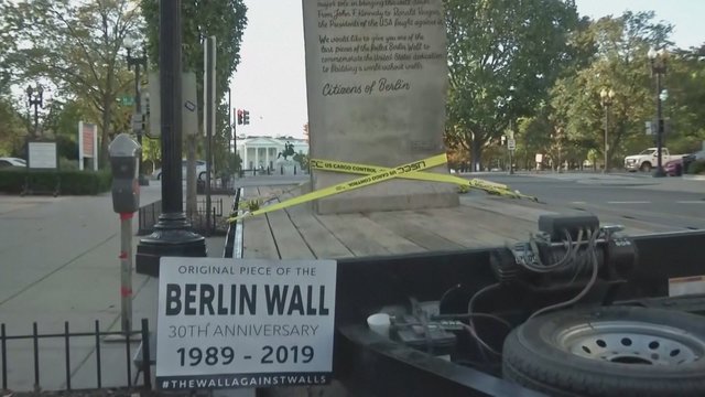Vokiečių dovana D. Trumpui – ant išpjauto Berlyno sienos luito išraižė žinutę