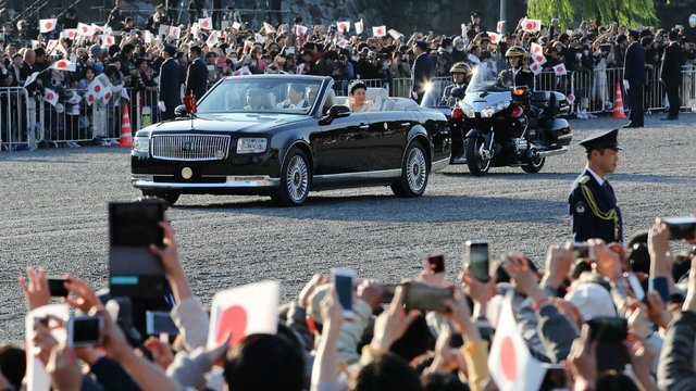 Tūkstančiai Japonijos gyventojų sveikino naująjį imperatorių – vietas prieigose užsiėmė iš vakaro