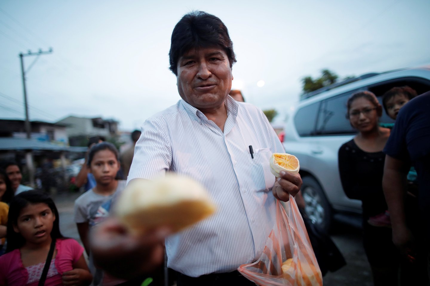 Bolivijos prezidentas Evo Moralesas sekmadienį paskelbė atsistatydinantis, netekęs kariuomenės ir policijos palaikymo po tris savaites vykusių audringų protestų dėl ginčijamo jo perrinkimo. <br>Reuters/Scanpix nuotr.