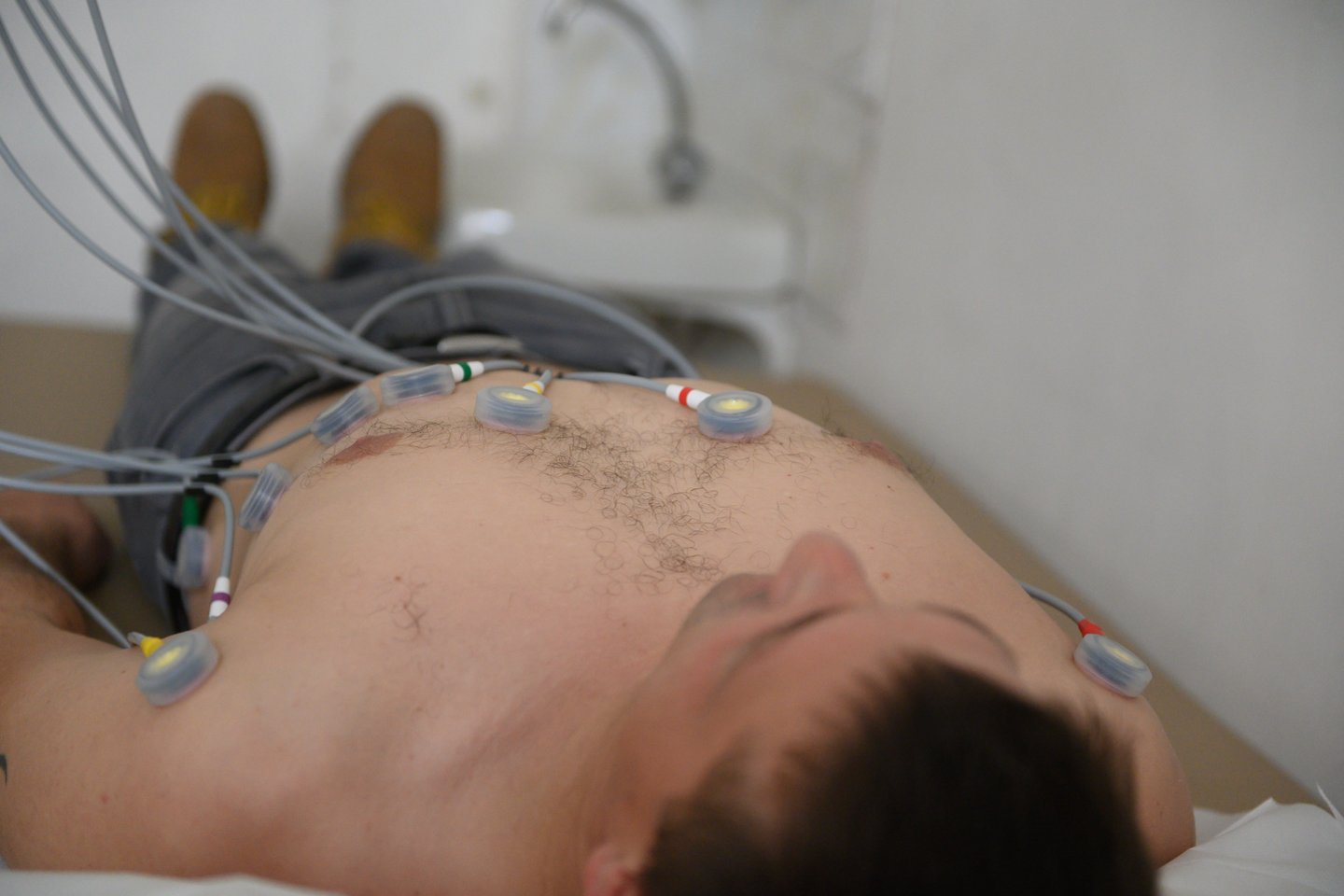 Iš pradžių – kraujo tyrimai, vėliau – elektrokardiograma, plaučių funkcijos mėginys, plaučių rentgenas, vidaus ligų gydytojo patikrinimas ir t.t. Tiek įvairiausių procedūrų tenka praeiti Alytuje dirbusiems ugniagesiams.<br>V.Skaraičio nuotr.
