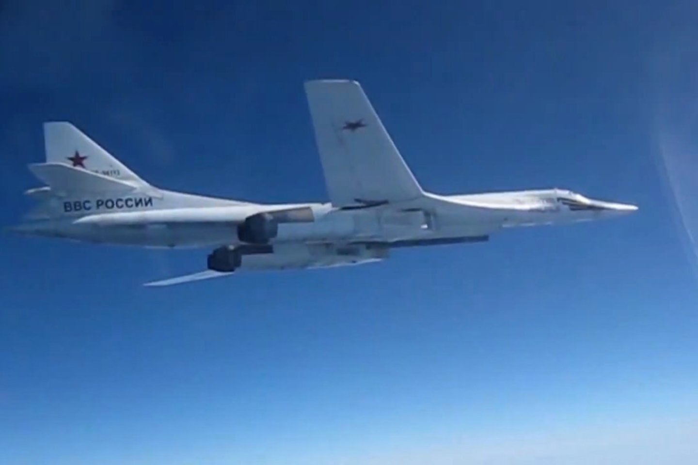  Pasak naujienų agentūros „Sputnik“, lapkričio 3 d. viršgarsinis Rusijos bombonešis Tu-160” vykdė eilinį mokomąjį skrydį - ir čia jį, pasak pranešimų, perėmė du JAV gamybos naikintuvai F-35A.<br> Scanpix / Sputnik nuotr.