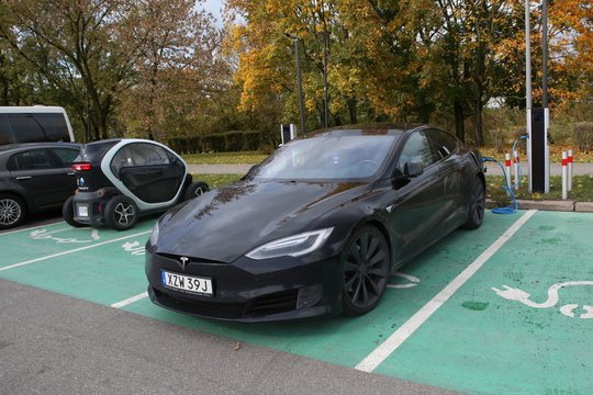 Naujos technologijos griauna mitus apie elektromobilių baterijas